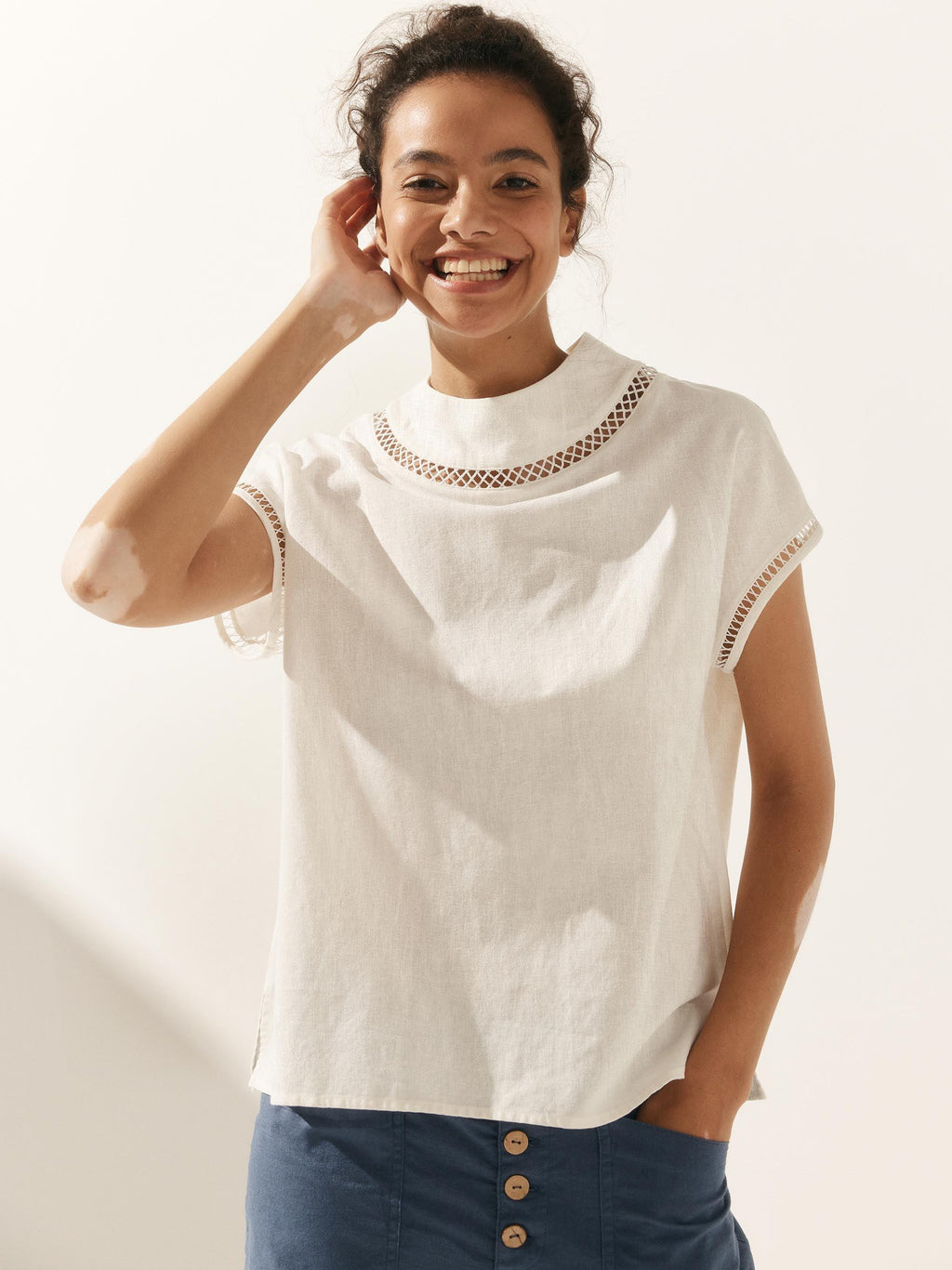 Top de cuello alto con aberturas y cuadros vichy de lino 100 % CAROL
